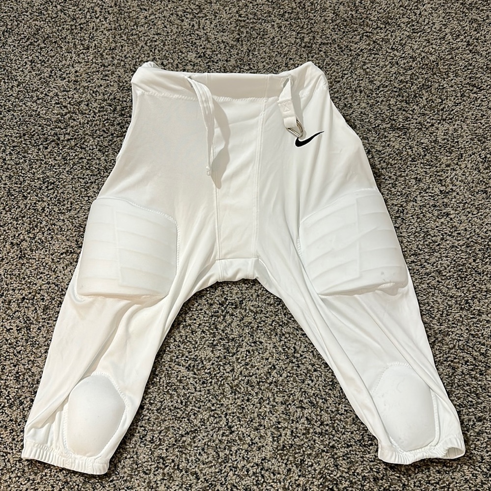 Nike youth football padding (13D)